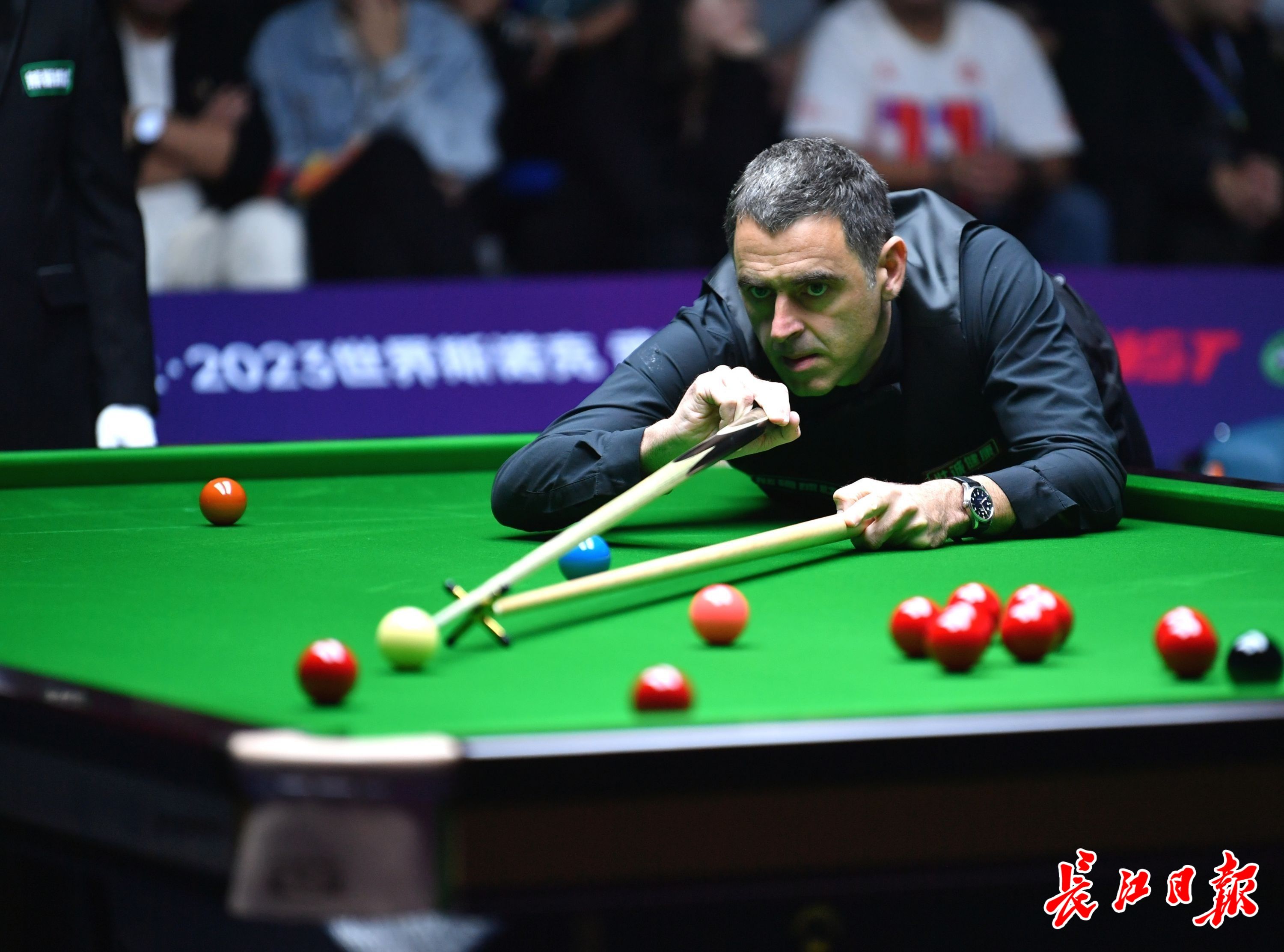 球迷们拭目 球迷们拭目