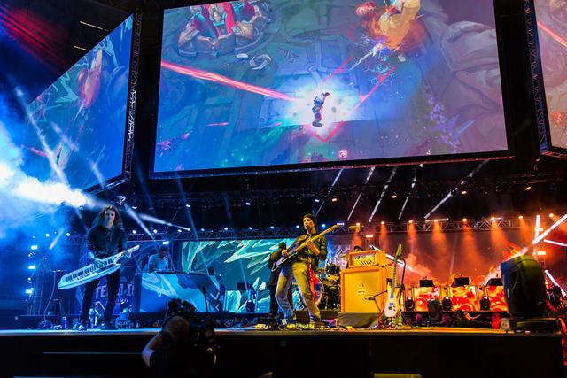 在右侧肋部 在右侧肋部